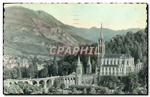 Cartes postales Lourdes La Basilique Vue De Cote Et Les Pyrenees