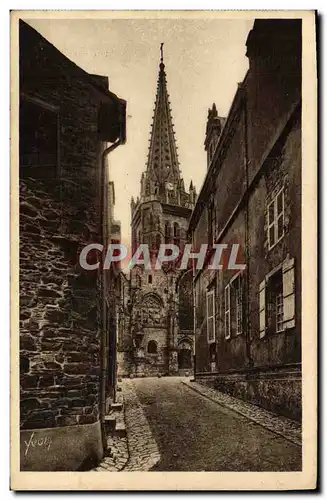 Ansichtskarte AK Bretagne Vitre Une Vieille Rue Avec Echappee Sur I&#39Eglise Notre Dame