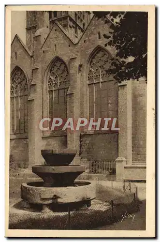 Cartes postales Saint Pol De Leon Bas cote de la chapelle du Creisker Fontaine de granit a trois vasques superpo