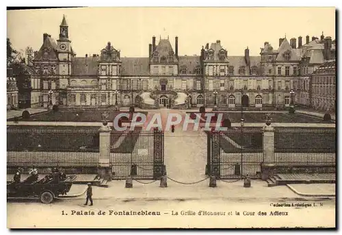 Cartes postales Palais De Fontainebleau La Grille D&#39honneur Et La Cour Des Adieux Automobile