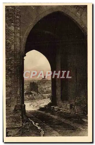 Cartes postales Porte d'entree du chateau de Villeneuve les Avignon Dans le fond la Tour Philippe le Bel