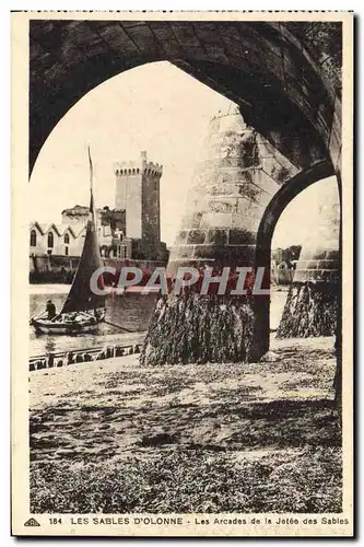 Cartes postales Les Sables D'Olonne Les arcades de la jetee des sables Bateau