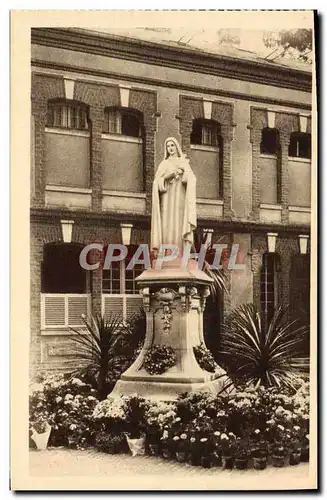 Ansichtskarte AK La statue de Sainte Therese de l&#39Enfant Jesus dans la cour d&#39entree du Carmel de Lisieux