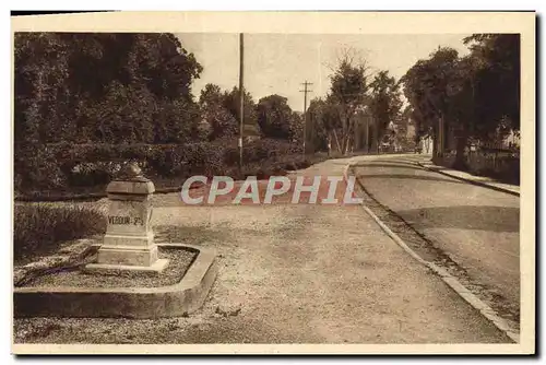 Cartes postales Verdun La Voie Sacree Et l&#39Une De Ses bornes surmontees d&#39un casque