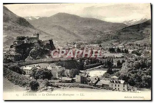 Cartes postales Lourdes Le Chateau Et Les Montagnes