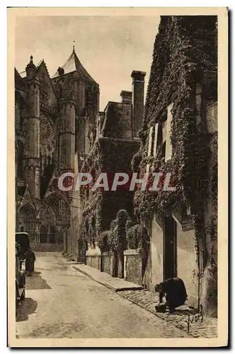 Cartes postales Bourges Vieille Rue Dans le fond la Cathedrale