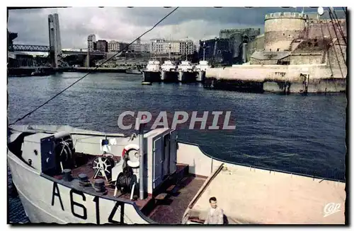 Cartes postales moderne Brest Le Pont de Recouvrance Patrouilleurs a Quai Bateaux