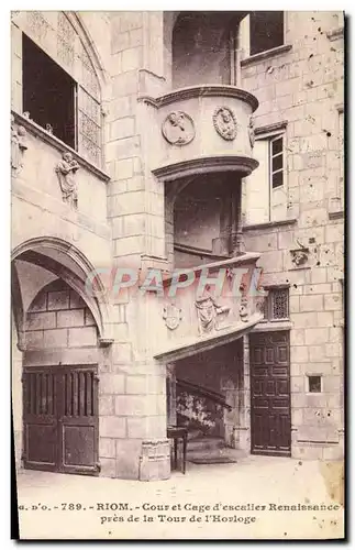 Ansichtskarte AK Riom Cour Et Cage D&#39Escalier Renaissance pres de la Tour de l&#39horloge