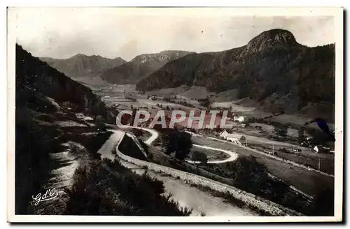 Cartes postales moderne L&#39Auvergne Le Vallee Du Sancy et le rocher du Capucin