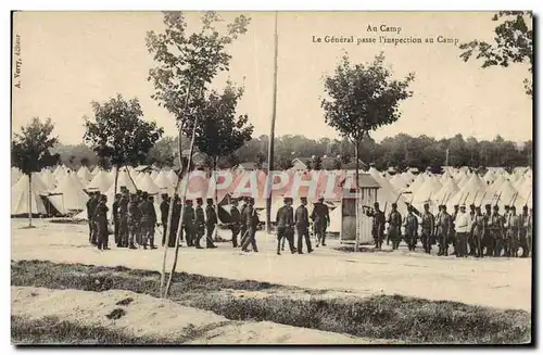 Cartes postales Militaria Au camp le general passe l&#39inspection au camp