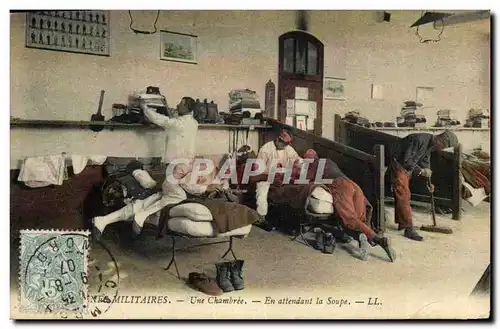 Cartes postales Militaria Une chambree En attendant la soupe