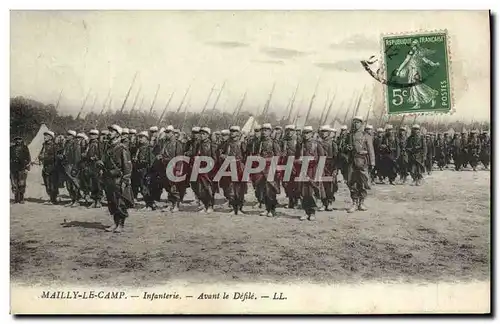 Ansichtskarte AK Militaria Mailly le Camp Infanterie Avant de defile