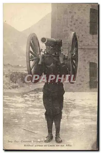 Ansichtskarte AK Militaria Artilleur portant un canon sur son affut