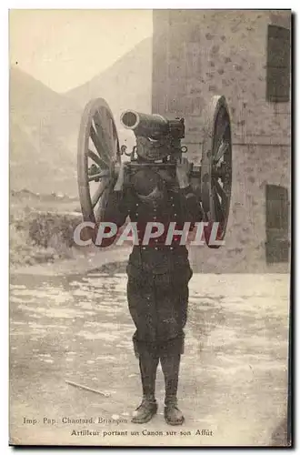 Cartes postales Militaria Artilleur portant un canon sur son affut