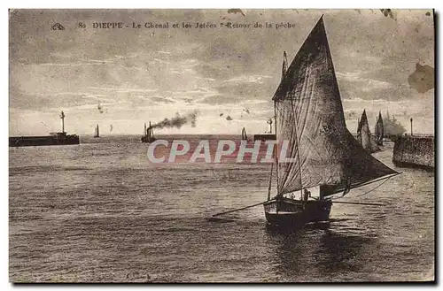 Ansichtskarte AK Bateau de peche Dieppe Le chenal et les jetees Retour de la peche