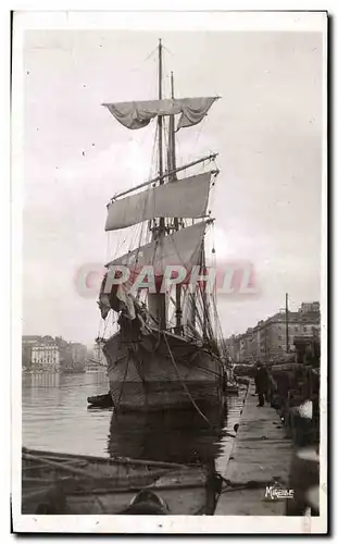 Cartes postales Bateau Marseille Un voilier dans le viex port Dans le lointain La Canebiere