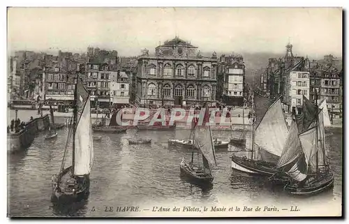 Cartes postales Bateau de peche Le Havre L'anse des pilotes Le musee et la rue de Paris