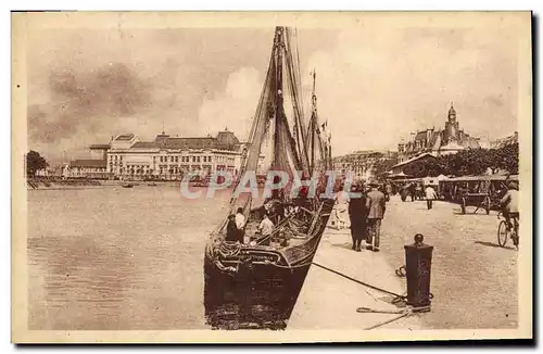 Cartes postales Bateau de peche Trouville La reine des plages Le port