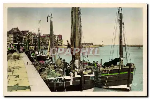 Cartes postales Bateau de peche Le Treport Les quais du port de peche