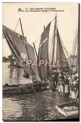 Cartes postales Bateau de peche Les Sables d&#39Olonne Arrivee des sardinieres devant la poissonnerie