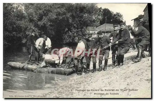 Cartes postales Militaria Passage de riviere du materiel de 75 sur radeau Montage du radeau