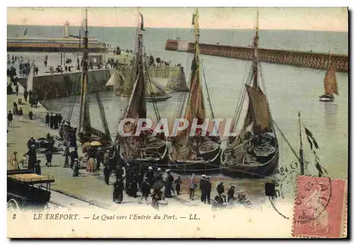 Cartes postales Bateau de Peche Le Treport Le quai vers l&#39entree du port