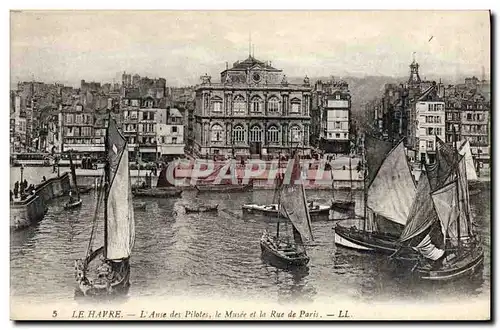 Cartes postales Bateau de Peche Le Havre L'anse des pilotes le Musee et la rue de Paris