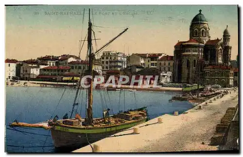 Cartes postales Bateau de Peche Saint Raphael Le port et l'eglise