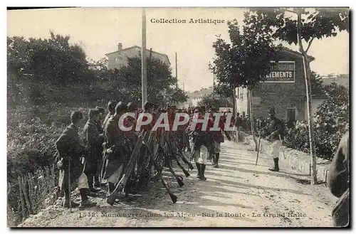 Ansichtskarte AK Fantaisie Militaria Manoeuvres dans les Alpes Sur la route La grand halte