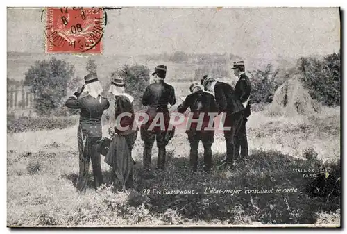 Cartes postales Fantaisie Militaria L&#39etat major consultant la carte