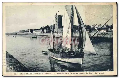 Cartes postales Bateau Peche Les Sables d'olonne Arrivee d'un thonnier devant la Tour d'Arundel