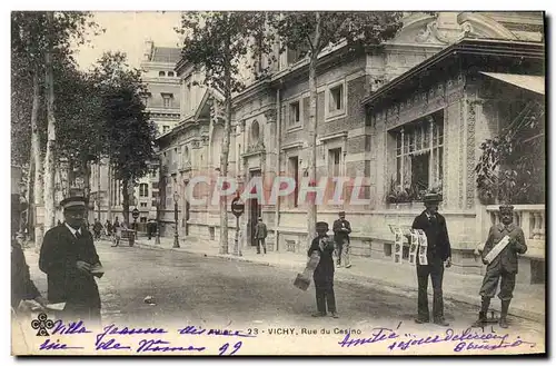 Ansichtskarte AK Vichy Rue du casino Vendeur Cartes Postales TOP