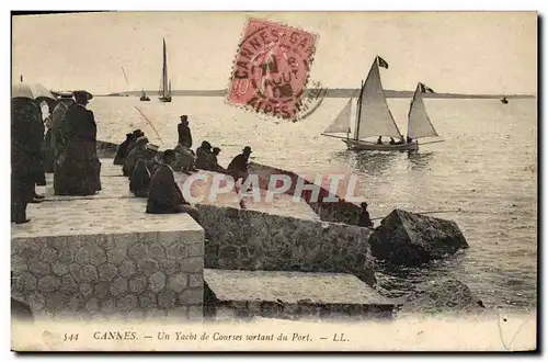 Cartes postales Bateau Peche Cannes Un Yacht de courses sortant du port