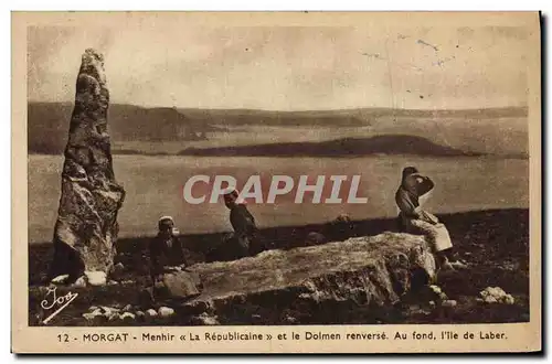 Cartes postales Dolmen Menhir Morgat Menhir La Republicaine et le dolmen renverse Au fond l&#39Ile de Laber