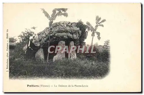 Cartes postales Dolmen Menhir Poitiers Le dolme de la Pierre levee Femme Fileuse Folklore