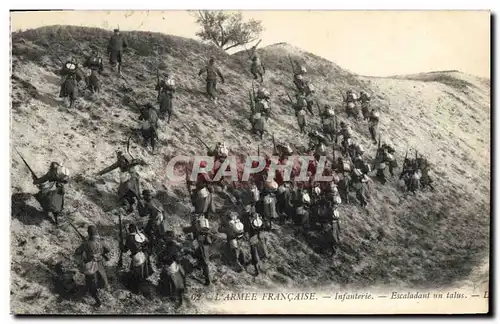 Cartes postales Militaria Infanterie Escaladant un talus