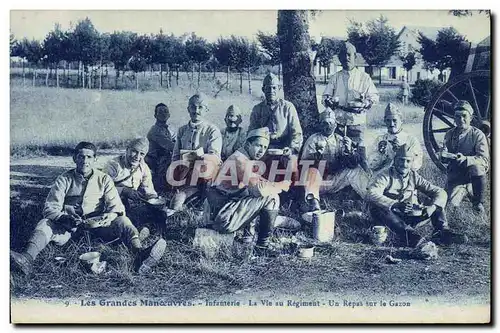 Ansichtskarte AK Militaria Les grandes Manoeuvres Infanterie La vie au regiment Un repas sur le gazon