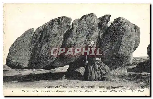 Ansichtskarte AK Dolmen Menhir Pierre sacree des druides donnant aux jeunes filles steriles le bonheur d&#39etre