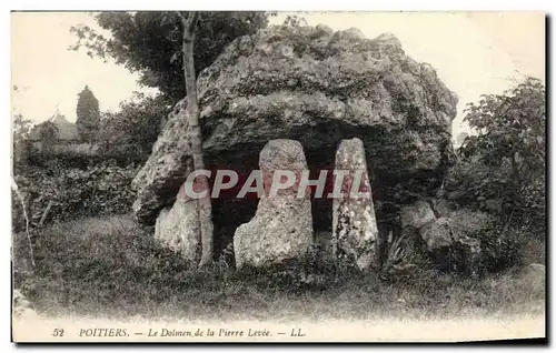 Ansichtskarte AK Dolmen Menhir Poitiers Le dolmen de la Pierre levee