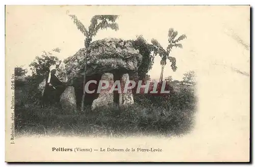 Ansichtskarte AK Dolmen Menhir Poitiers Le dolmen de la pierre levee Fileuse Folklore