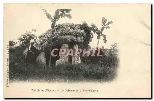 Cartes postales Dolmen Menhir Poitiers Le dolmen de la pierre levee Fileuse Folklore