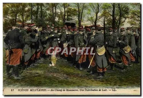 Cartes postales Militaria Au champ de manoeuvres Une distribution de lait