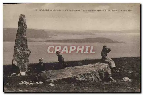 Ansichtskarte AK Dolmen Menhir Morgat Menhir La Republicaine et le dolmen renverse Au fond l&#39ile de Laber