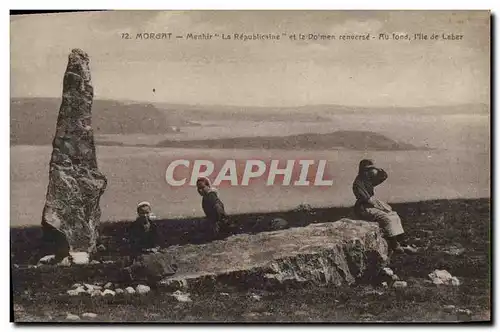 Cartes postales Dolmen Menhir Morgat Menhir La Republicaine et le dolmen renverse Au fond l&#39ile de Laber