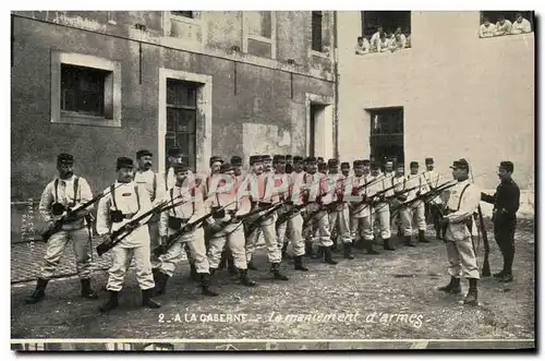 Cartes postales Militaria A la caserne Le maniement d&#39armes