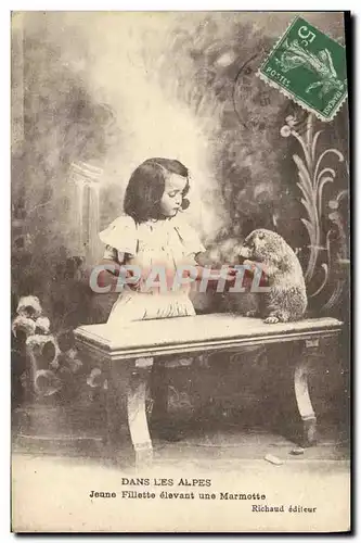 Cartes postales Dans les Alpes Jeune fillette elevant une marmotte TOP