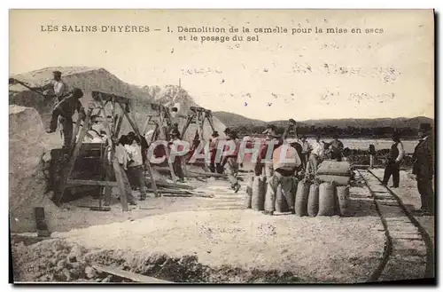 Ansichtskarte AK Les Salins d&#39Hyeres Demolition de la camelle pour la mise en sacs et le pesage du sel