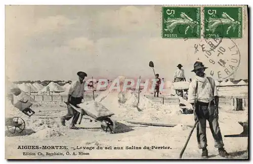 Cartes postales Aigues Mortes Levage du sel aux salins du Perrier