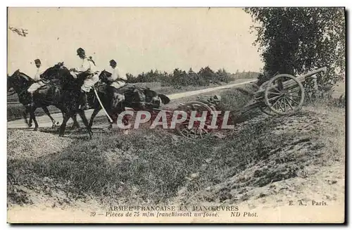 Cartes postales Militaria Armee Francaise en manoeuvres Pieces de 75mm franchissant un fosse