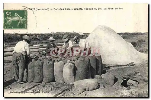 Ansichtskarte AK Folklore Marais Salants Batz Dans les marais salants Recolte de sel La mise en sac